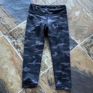Athleta Girl Printed Chit Chat Capri Camo Black & Dark Gray Size Large/12